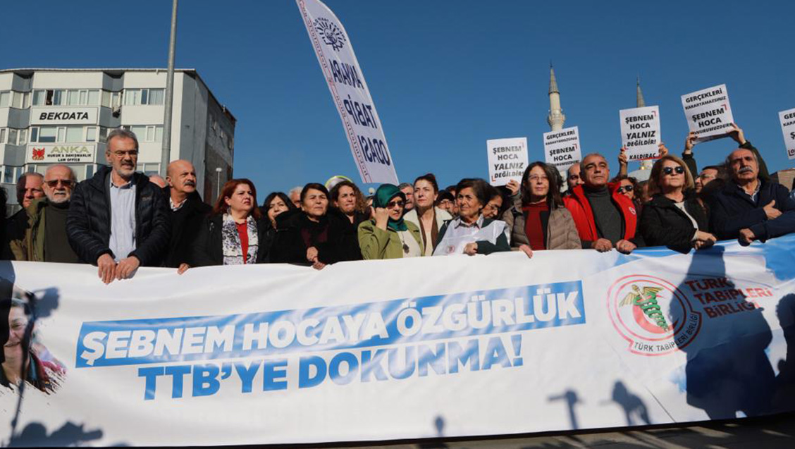 Dr. Şebnem Korur Fincancı’nın Davası 11 Ocak 2023’e Ertelendi: Şebnem Hoca Özgür Bırakılsın, Merkez Konseyi Üyelerine Yönelik Soruşturmalara Son Verilsin