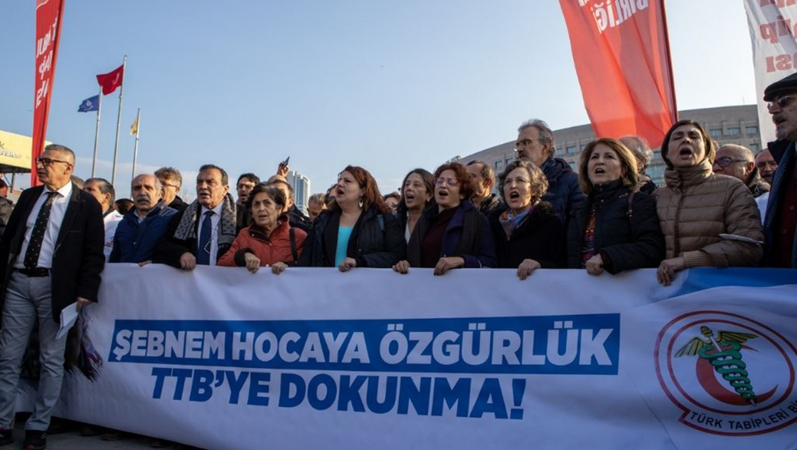 Dr. Şebnem Korur Fincancı’nın Davası 29 Aralık 2022’ye Ertelendi: Bize Bugün Bir Kez Daha, Topluma ve Hekimlere Sağlımız İçin, Demokrasi İçin, Daha Çok Mücadele Sözü Vermek Düştü