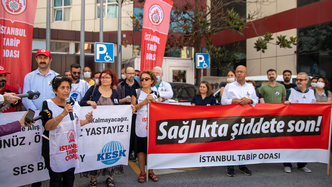 Üzgünüz, Öfkeliyiz, Yastayız!  Hekimler ve sağlık emekçileri İstanbul’da Şiddet Sonucu Yaşamını Yitiren Güvenlik Görevlisi Tuğrul Okudan İçin Eylemdeydi