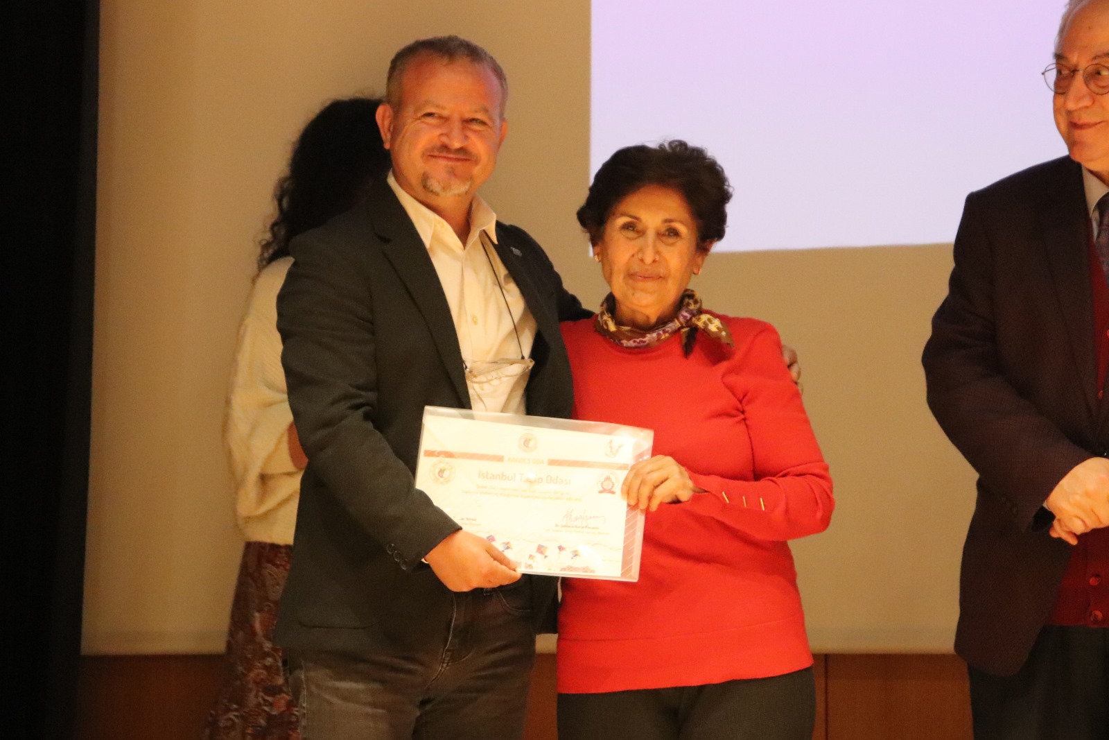 İstanbul Tabip Odası'na Deprem Bölgesindeki Çalışmaları Nedeniyle Teşekkür Plaketi