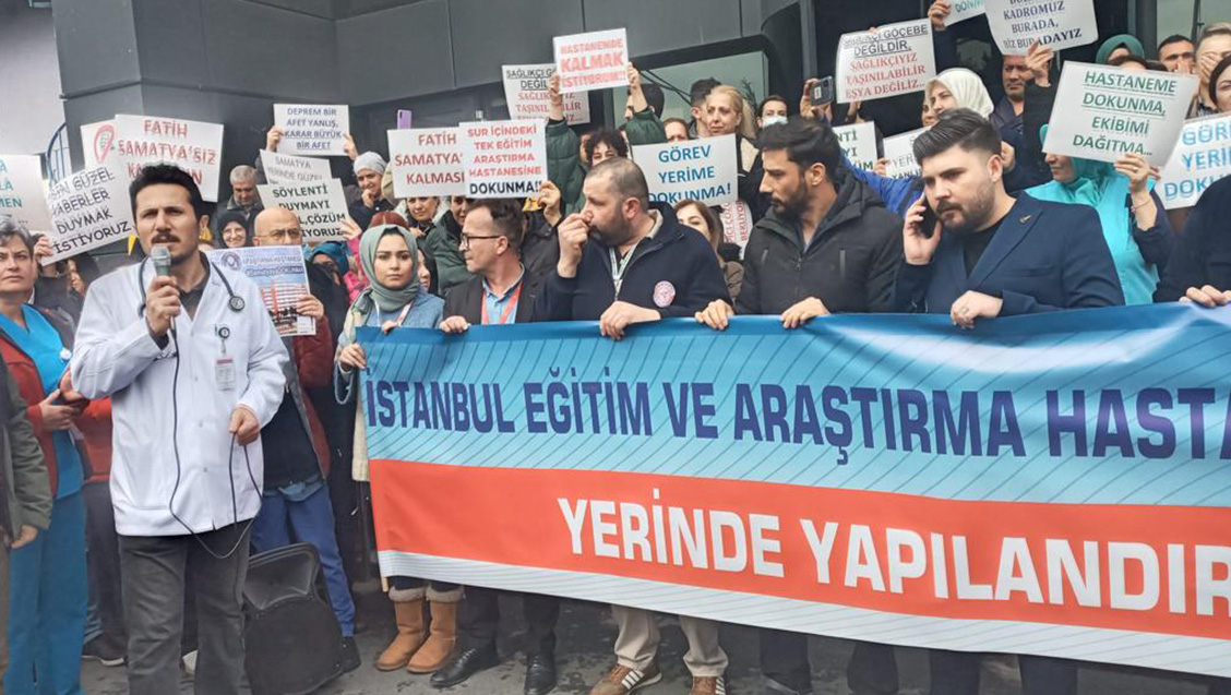Sağlık Çalışanları Samatya'daki İstanbul Eğitim ve Araştırma Hastanesi Önünde Eylem Yaptı