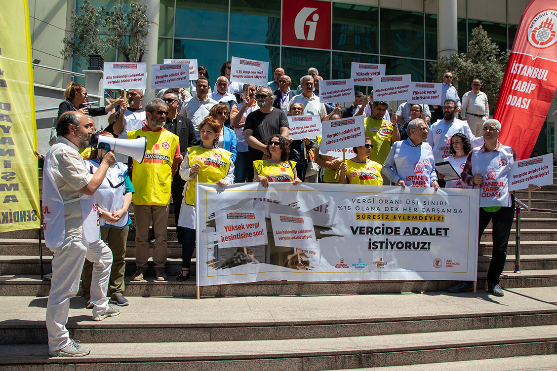 Aile Hekimliği Çalışanları Vergide Adalet Eylemlerinin 13. Haftasında Vergi Dairesi Önündeydi!