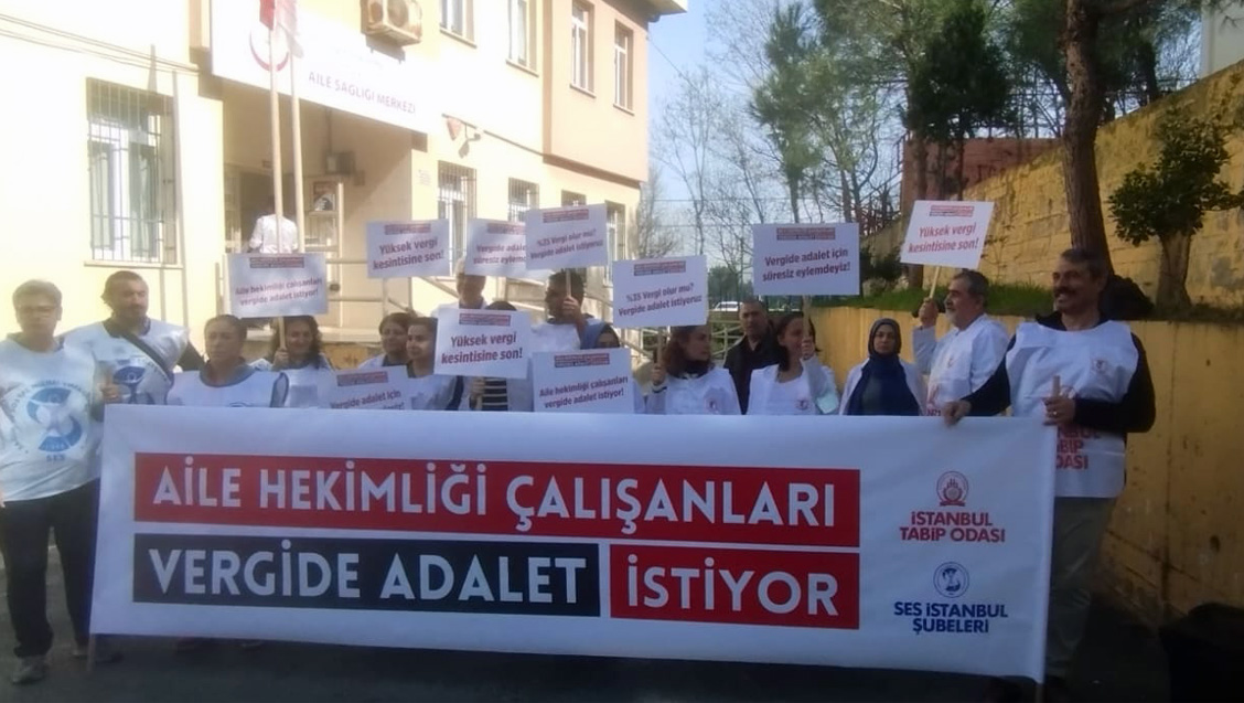 Aile Hekimliği Çalışanları Vergi Adaleti İçin Süresiz Çarşamba Eylemlerine Devam Ediyor!