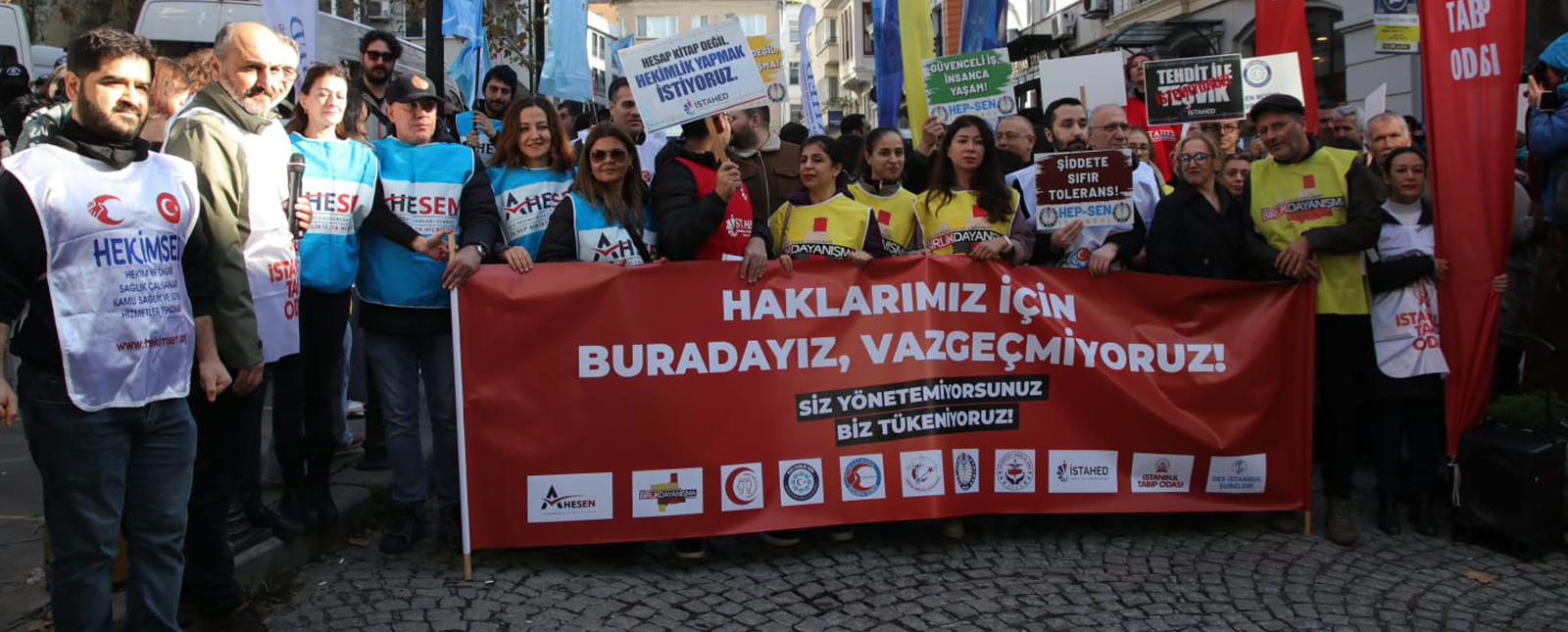 Aile Hekimliği Çalışanları İstanbul İl Sağlık Müdürlüğü Önünden Seslendi: Haklarımız İçin Buradayız, Vazgeçmiyoruz!