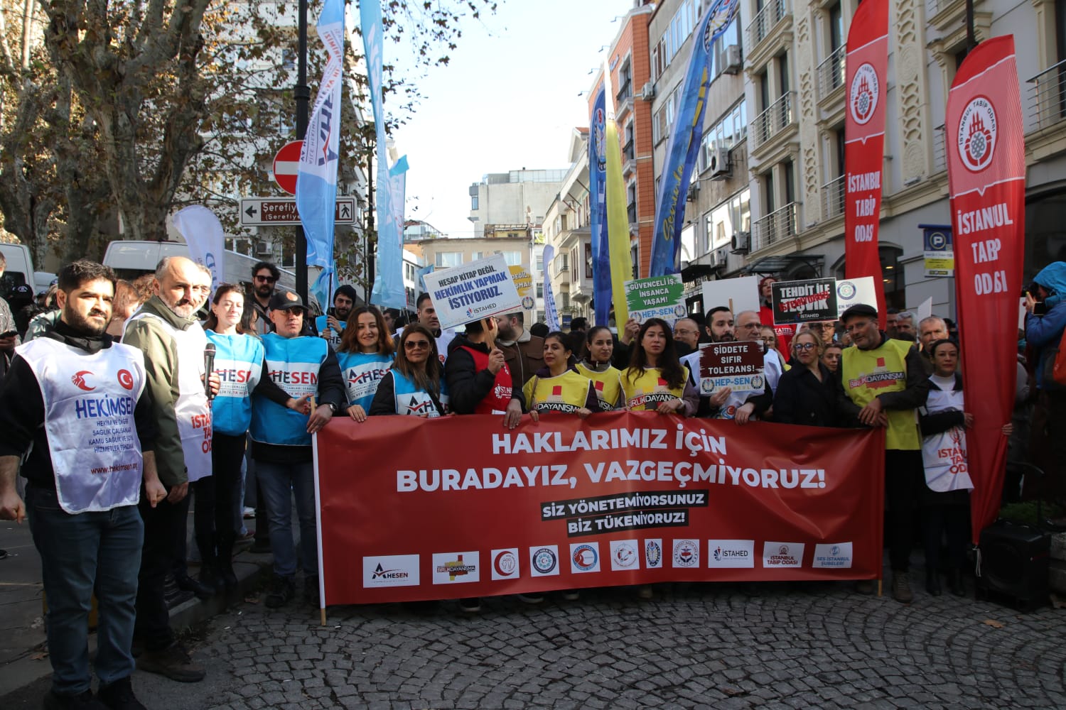 Aile Hekimliği Çalışanları İstanbul İl Sağlık Müdürlüğü Önünden Seslendi: Haklarımız İçin Buradayız, Vazgeçmiyoruz!
