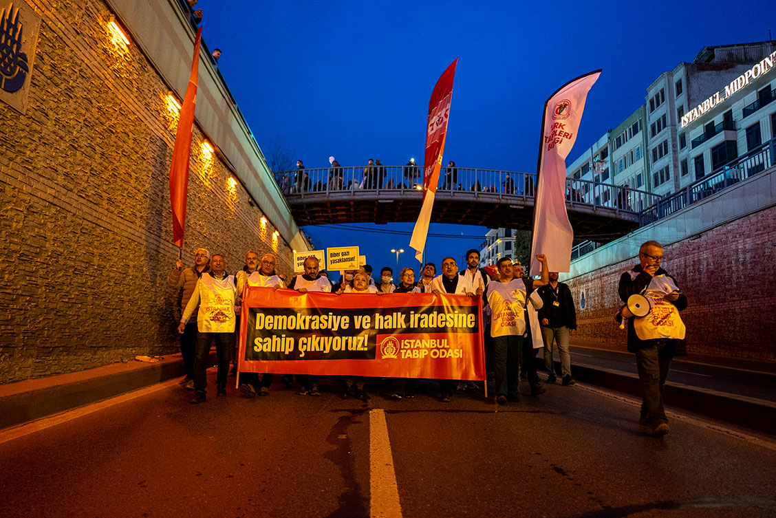 Demokrasiye ve Halk İradesine Sahip Çıkmak İçin Beyaz Önlüklerimizle Saraçhane’ye Yürüdük