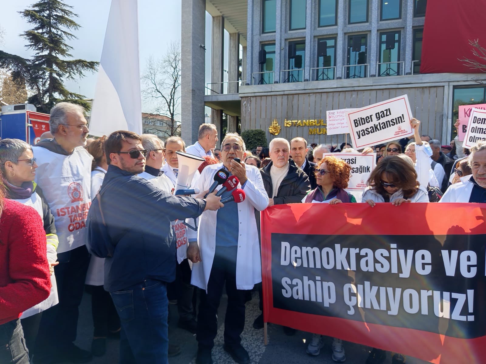 TTB ve İTO’nun Çağrısıyla Hekimler ve Sağlık Emekçileri Beyaz Önlükleriyle Saraçhane’ye Yürüdü