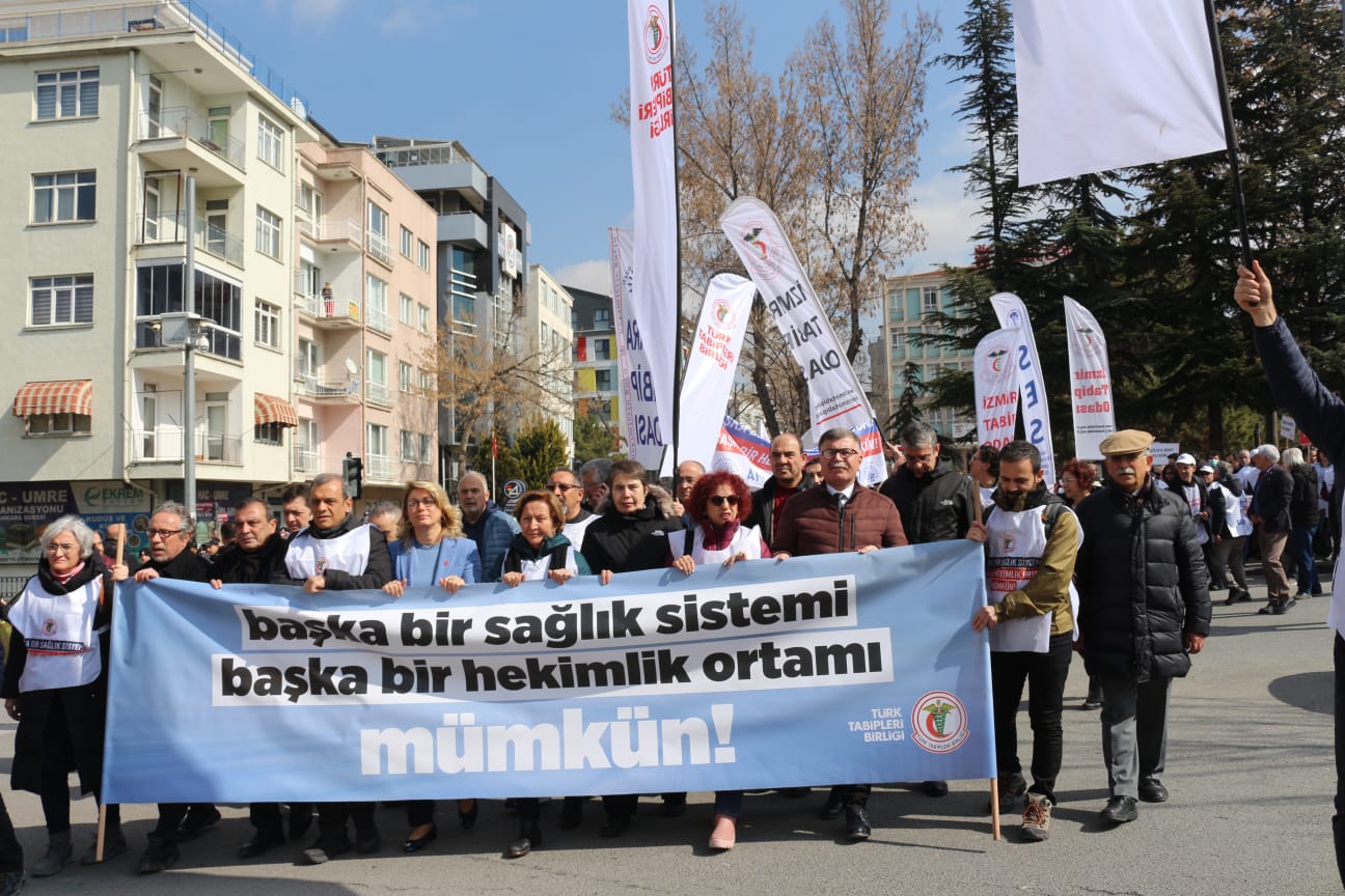 Beyaz Yürüyüş’ün Coşkusu Büyük Hekim Buluşması’na Taşındı: Başka Bir Hekimlik Ortamı, Başka Bir Sağlık Sistemi, Başka Bir Türkiye Mümkün!