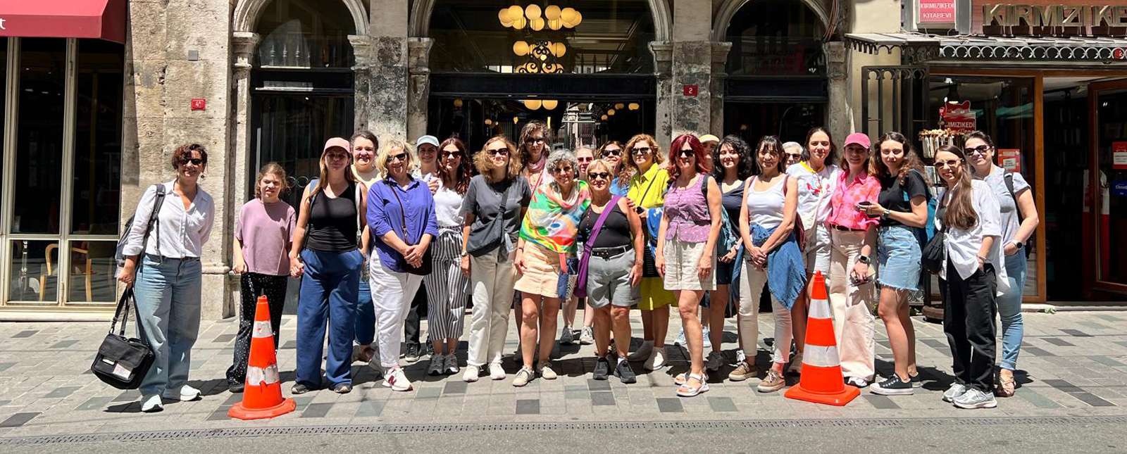''Kadın Hikâyeleri ile Beyoğlu/Pera'' Yürüyüş Turuna Katıldık