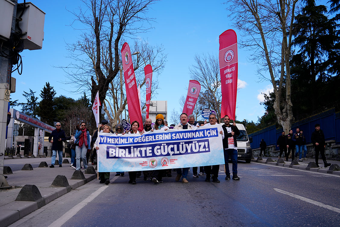 Haydarpaşa’dan Kadıköy’e Geleneksel Büyük Hekim Yürüyüşümüzü Gerçekleştirdik: Birlikte Güçlüyüz, İyi Hekimlik Değerlerini Savunuyoruz!
