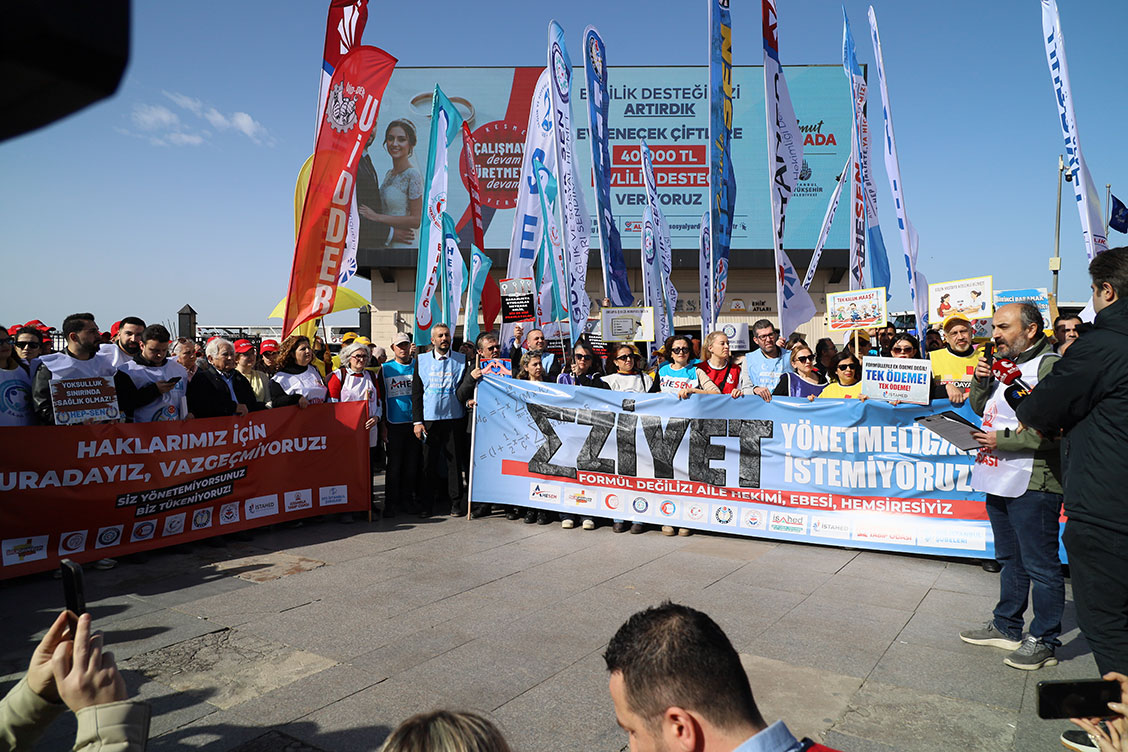 Aile Sağlığı Merkezi Çalışanlarından Eziyet Yönetmeliğine Tepki: Birinci Basamağı Zayıflatan, Çalışanı Yoksullaştıran, Emeği Değersizleştiren Bu Anlayışı Reddediyoruz!